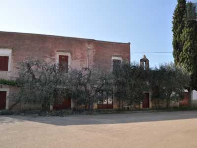 Giungiamo cos� nel cuore del borgo, una piazzetta dove non si vede anima viva e la quiete regna sovrana. Sulla destra si affaccia quello che secondo alcuni molfettesi conoscitori della zona � il primo edificio a esser stato costruito nel borgo: una masseria a due piani "protetta" da una fila di ulivi